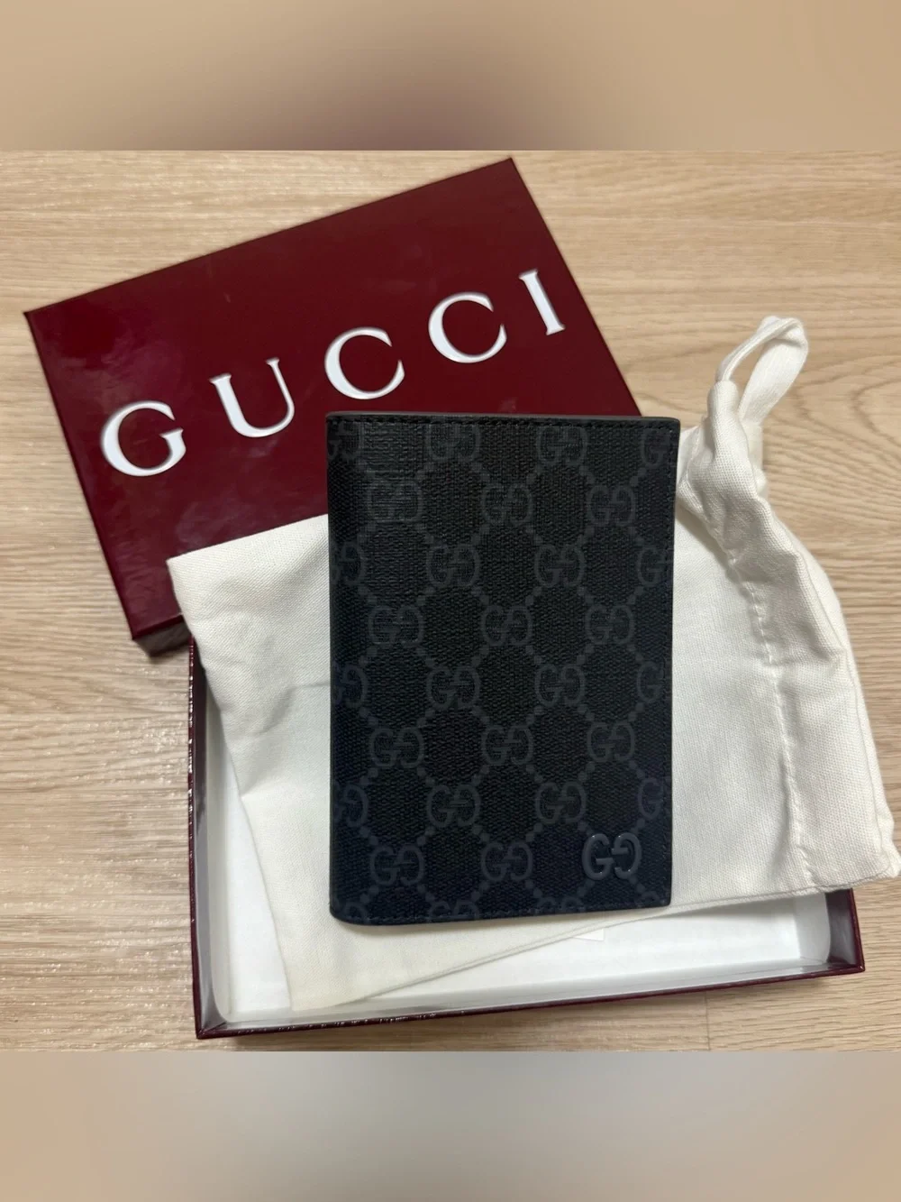 Gucci AUTHENTIC GG Supreme Passport Cover case NEW